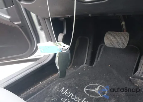 2011 Mercedes-Benz E 350 4Matic z USA, uszkodzony, nr VIN WDDHF8HB3BA496176